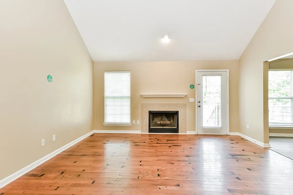 3 bed, 2.0 bath, 1255 sqft, $2,050 — Photo 4