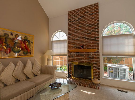 4th image of 10 Whitman Dr