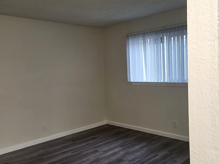 Chateau Gardens Apartments — Photo 12