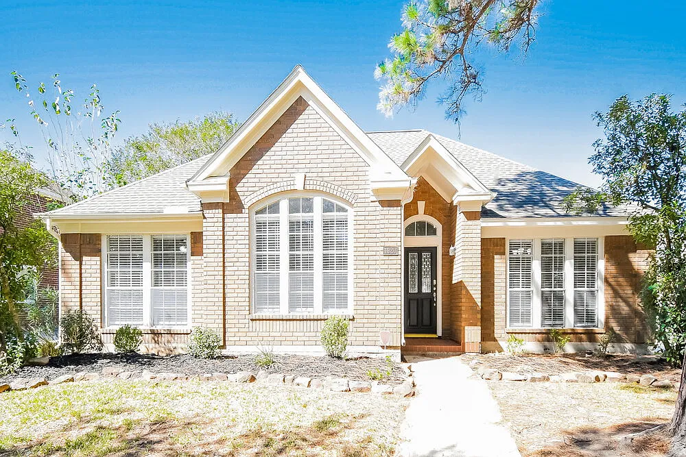 4 bed, 2.0 bath, 2297 sqft, $2,585 — Photo 1