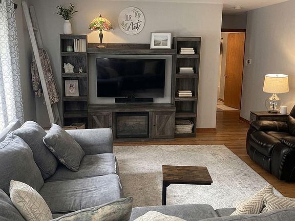 3rd image of 1922 Elmwood Dr W