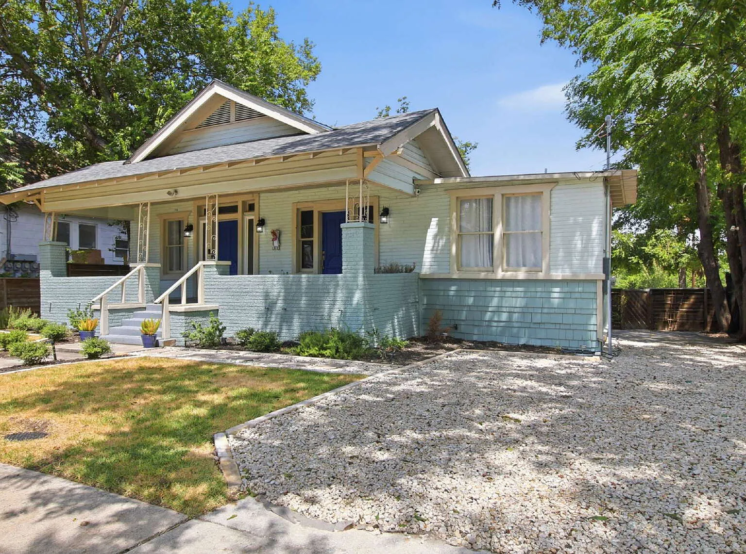 Updated 3 Bedroom Home with Modern Finishes Near Everything Downtown! — Photo 1