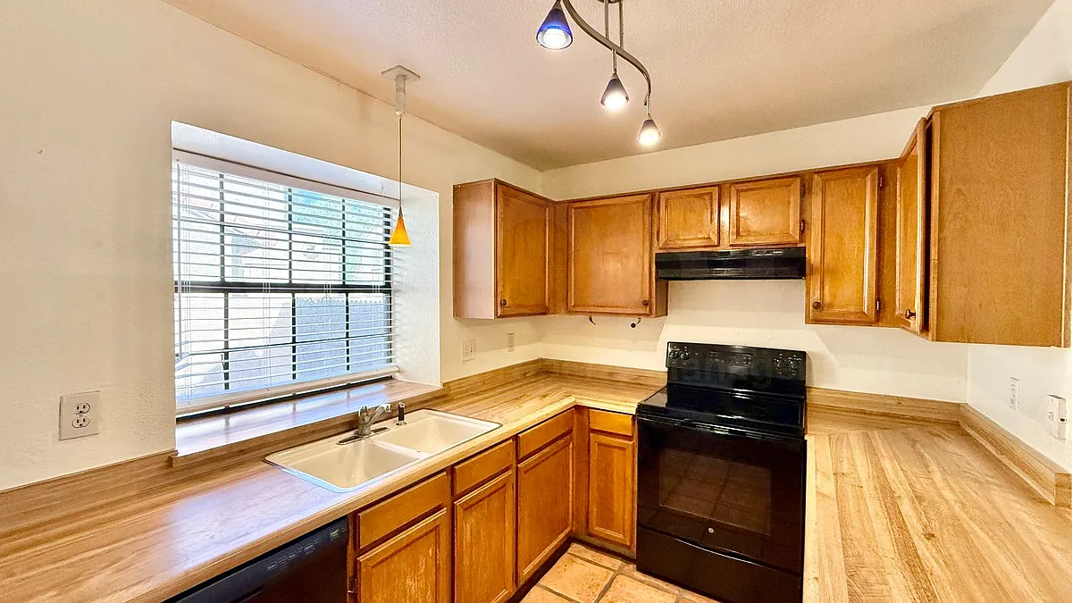 2 bed, 1.5 bath, 1088 sqft, $1,550 — Photo 4