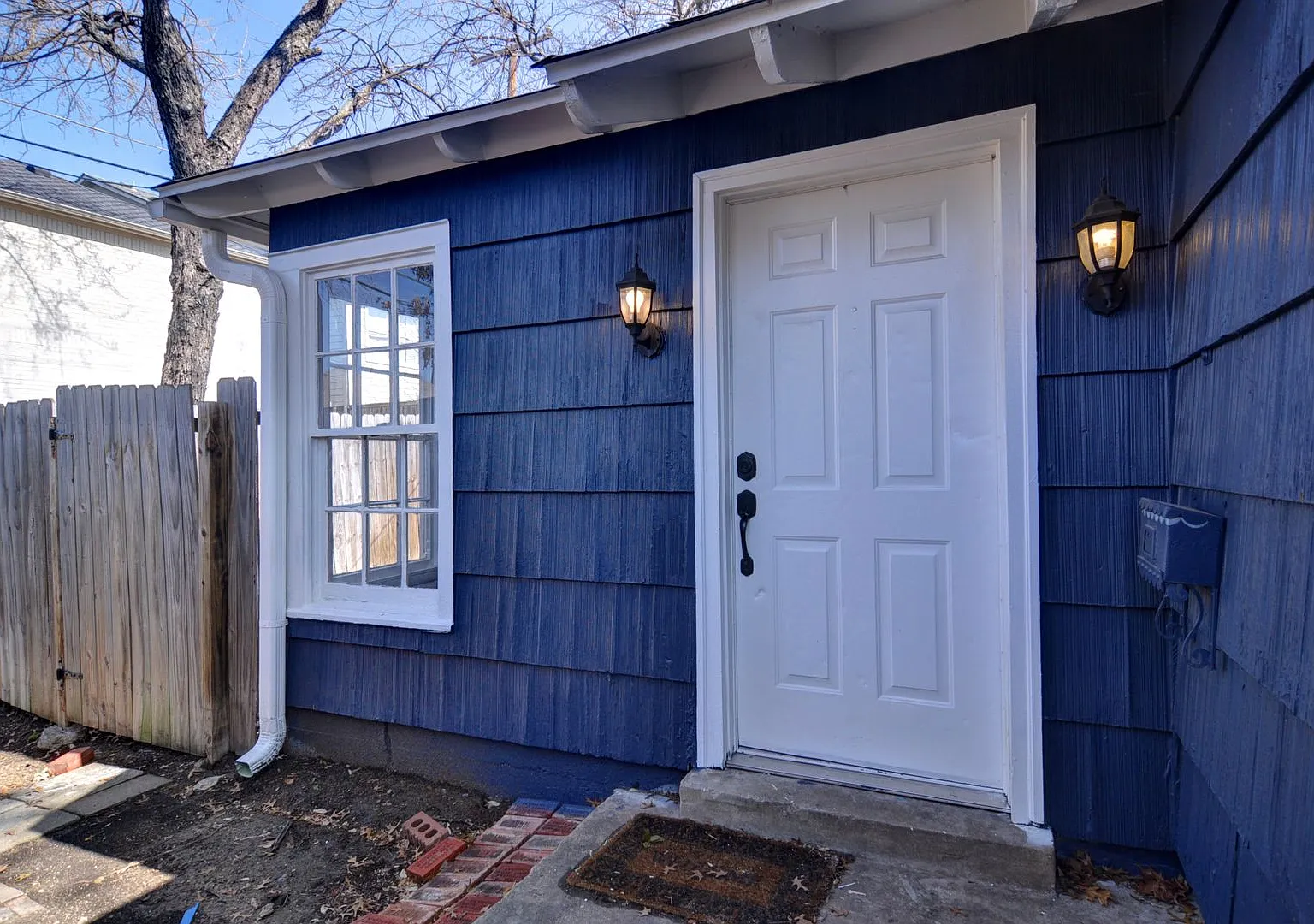 Adorable Backhouse — Photo 1