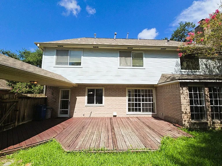 2502 Fairwind Dr — Photo 2