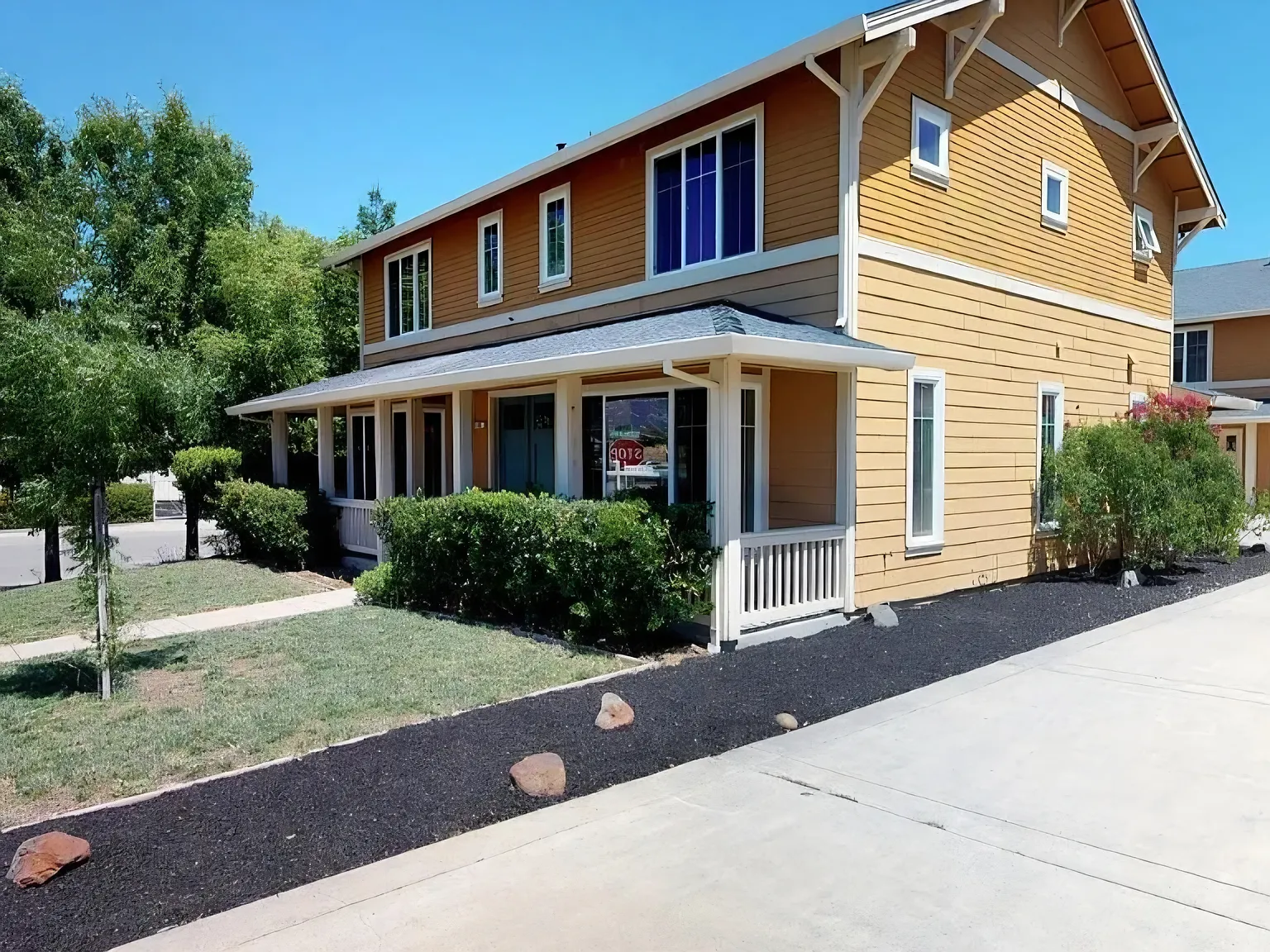 4 bed, 2.5 bath, 2400 sqft, $3,800 — Photo 2