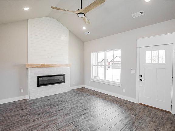 4th image of 19 Fountainhall Dr