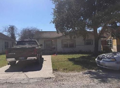 1st image of 215 E Hoffman Ave