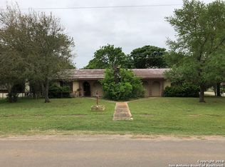 310 E 5th St, Nixon, TX 78140
