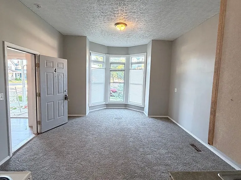 1031 Hartford St — Photo 6