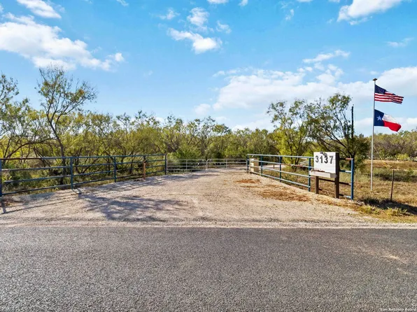 3137 County Road 5710, Devine, TX 78016
