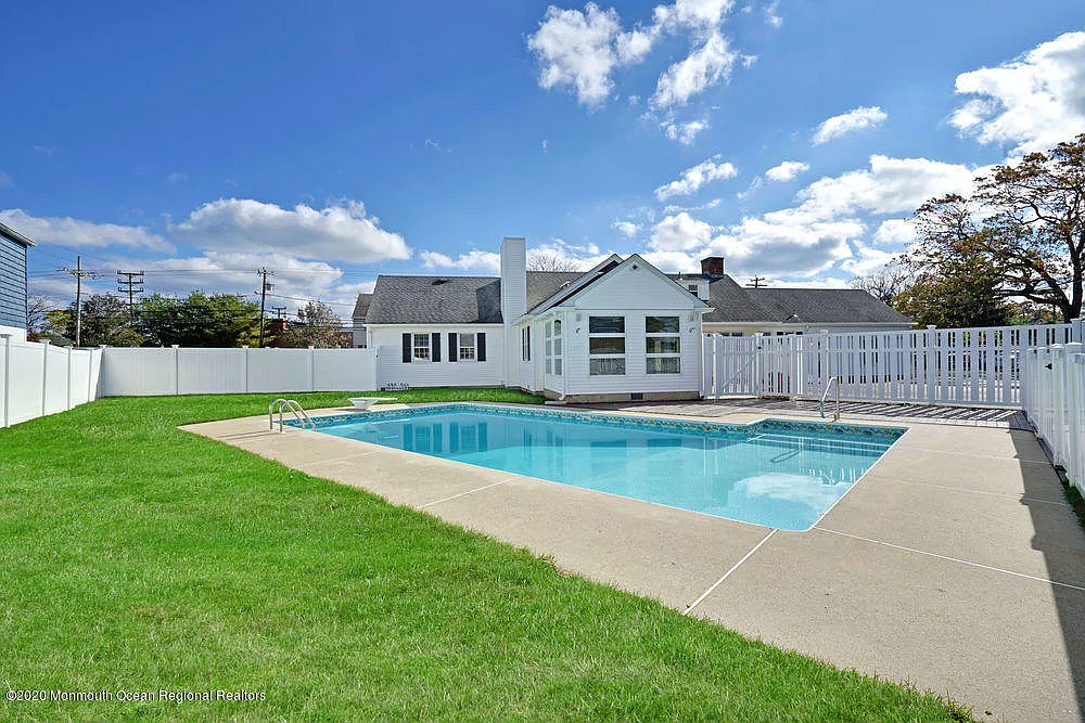 1209 Johnson Ave photo 1
