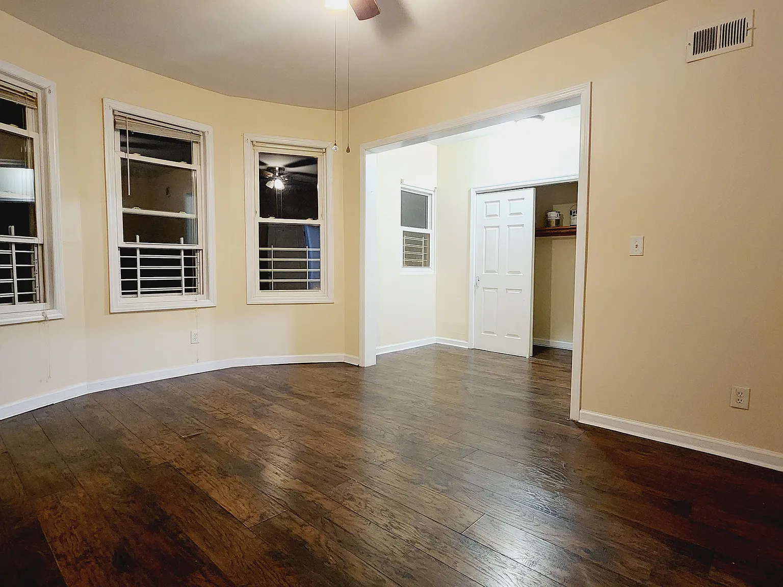 3 bed, 1000 sqft, $1,950 — Photo 2