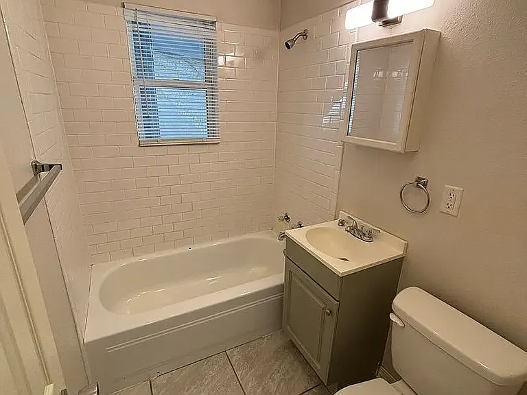 995 W Hickory St — Photo 3