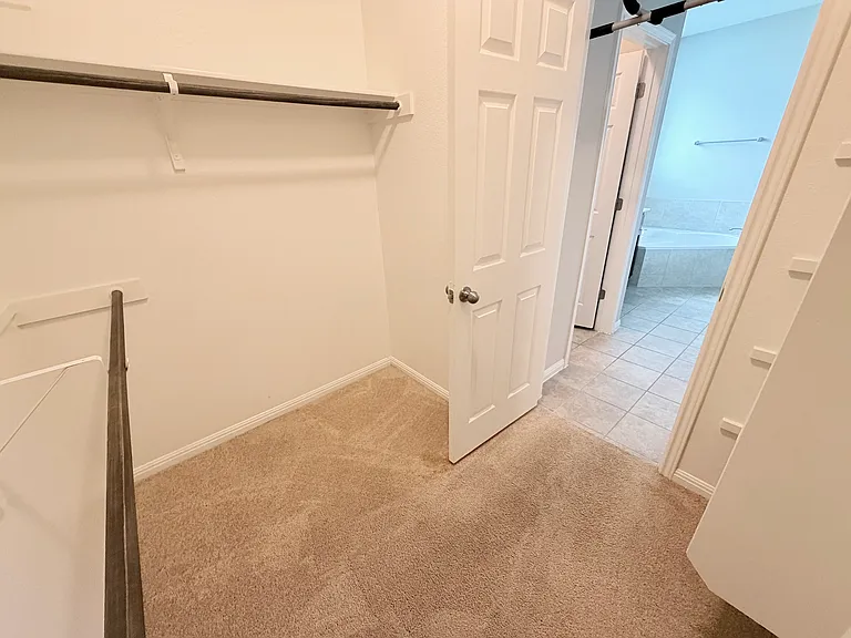 1009 Valley View Dr — Photo 16