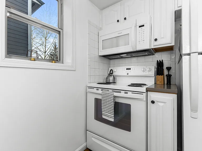 Kitchen | Electric Stove | Microwave
