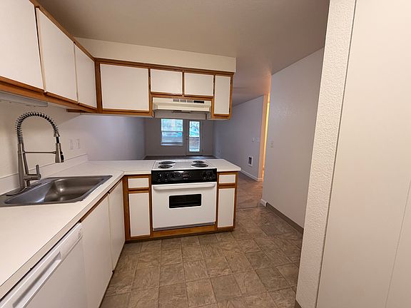 3rd image of 5370 Lakeview Blvd #B5