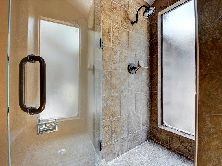 1906 Woodhue Dr — Photo 18