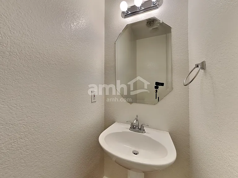 1137 Boxwood Dr — Photo 8