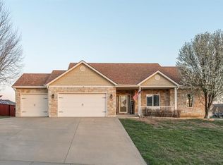 313 Signal Ridge Dr, Baldwin City, KS 66006