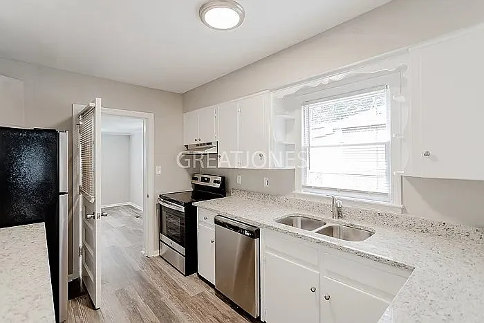 3 bed, 1.0 bath, 1181 sqft, $1,097 — Photo 3