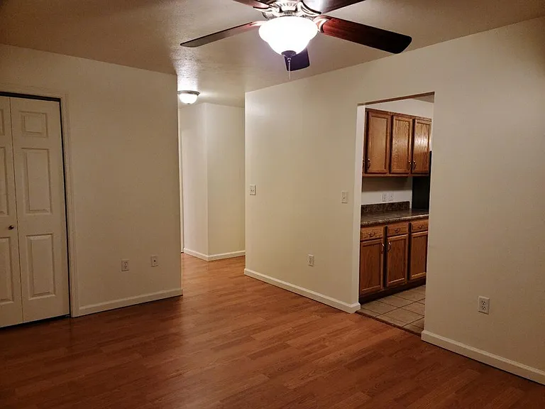 121 Schofield Ct — Photo 4