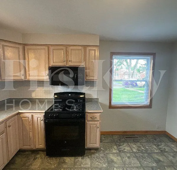 422 Granville Ave — Photo 6