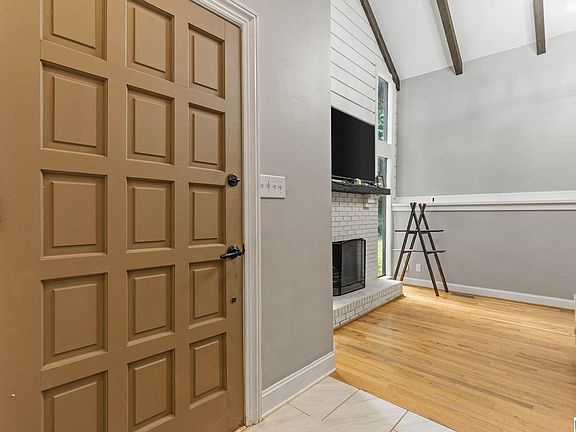 3rd image of 5577 Surrey Ln