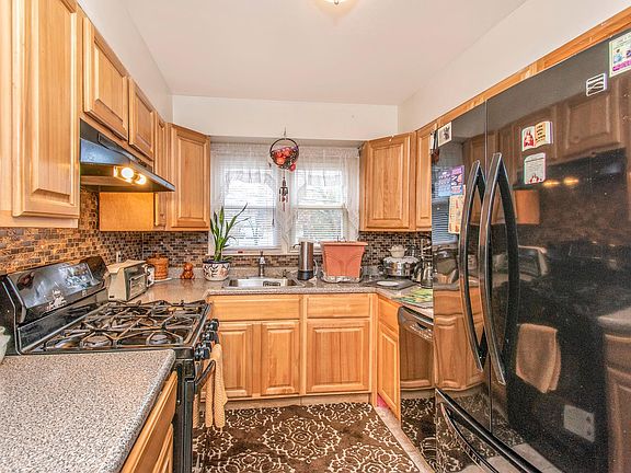5th image of 27 Valerie Dr