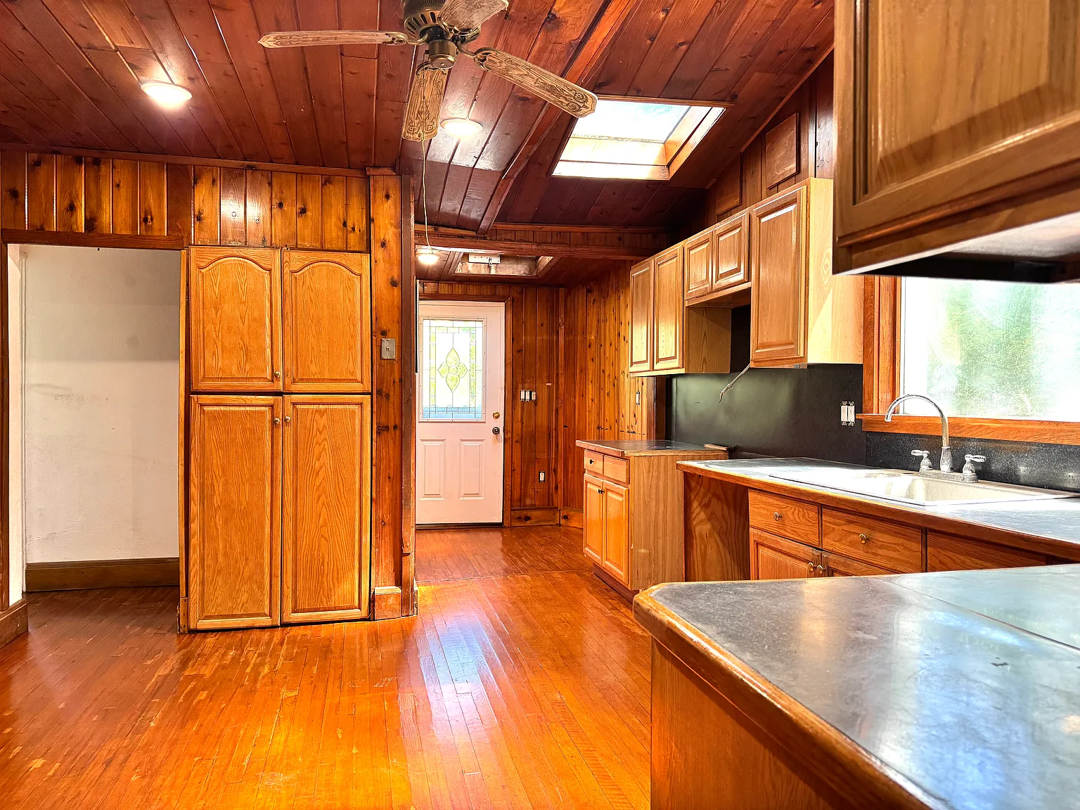 6 bed, 3400 sqft, $9,000 — Photo 2