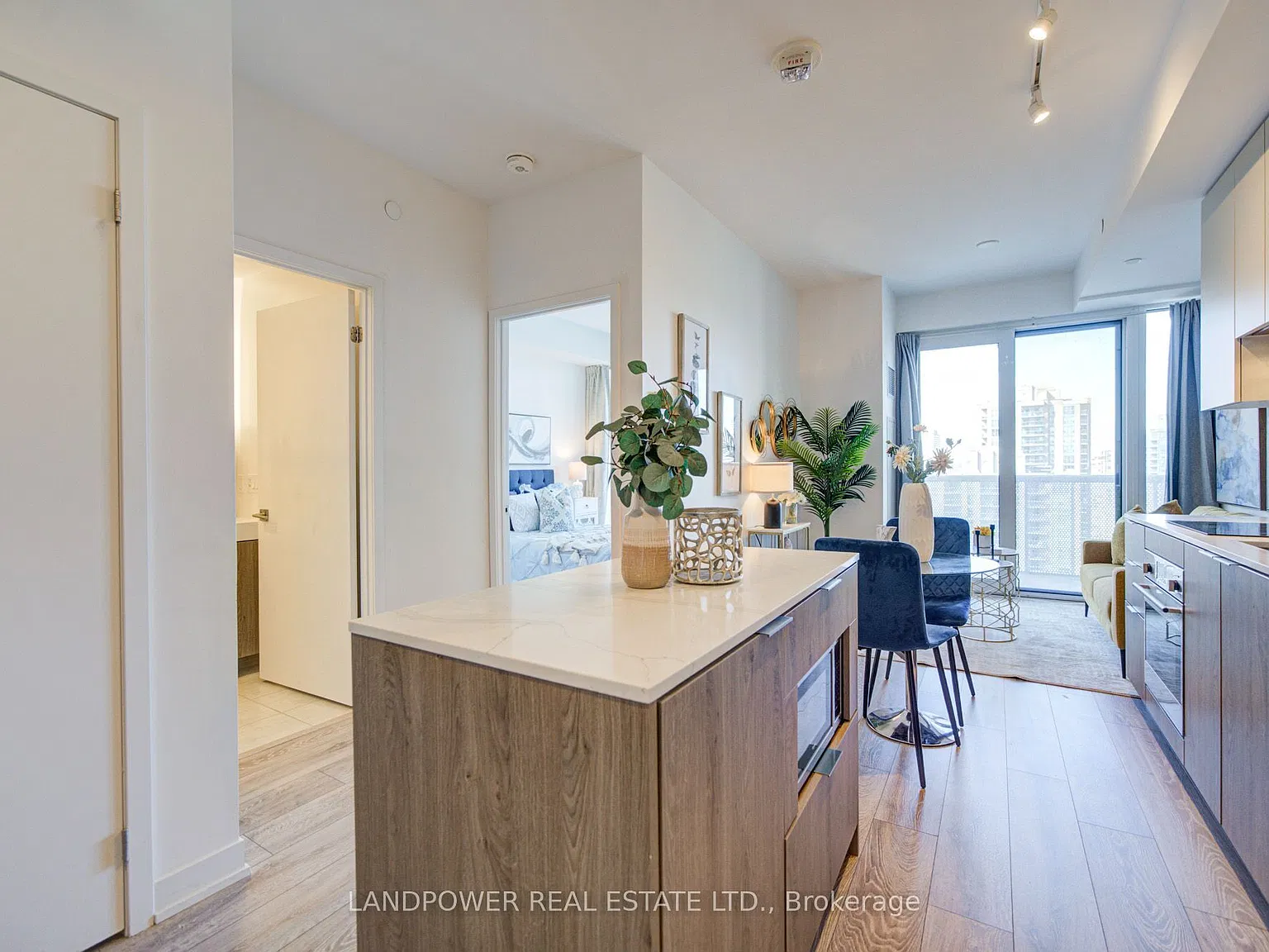Azura Condos — Photo 2