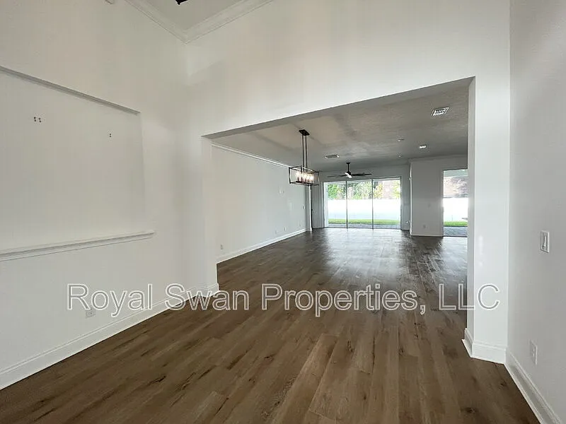4 bed, 2.0 bath, 2216 sqft, $3,495 — Photo 2