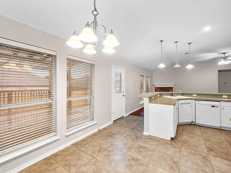 614 Douglas Dr — Photo 13