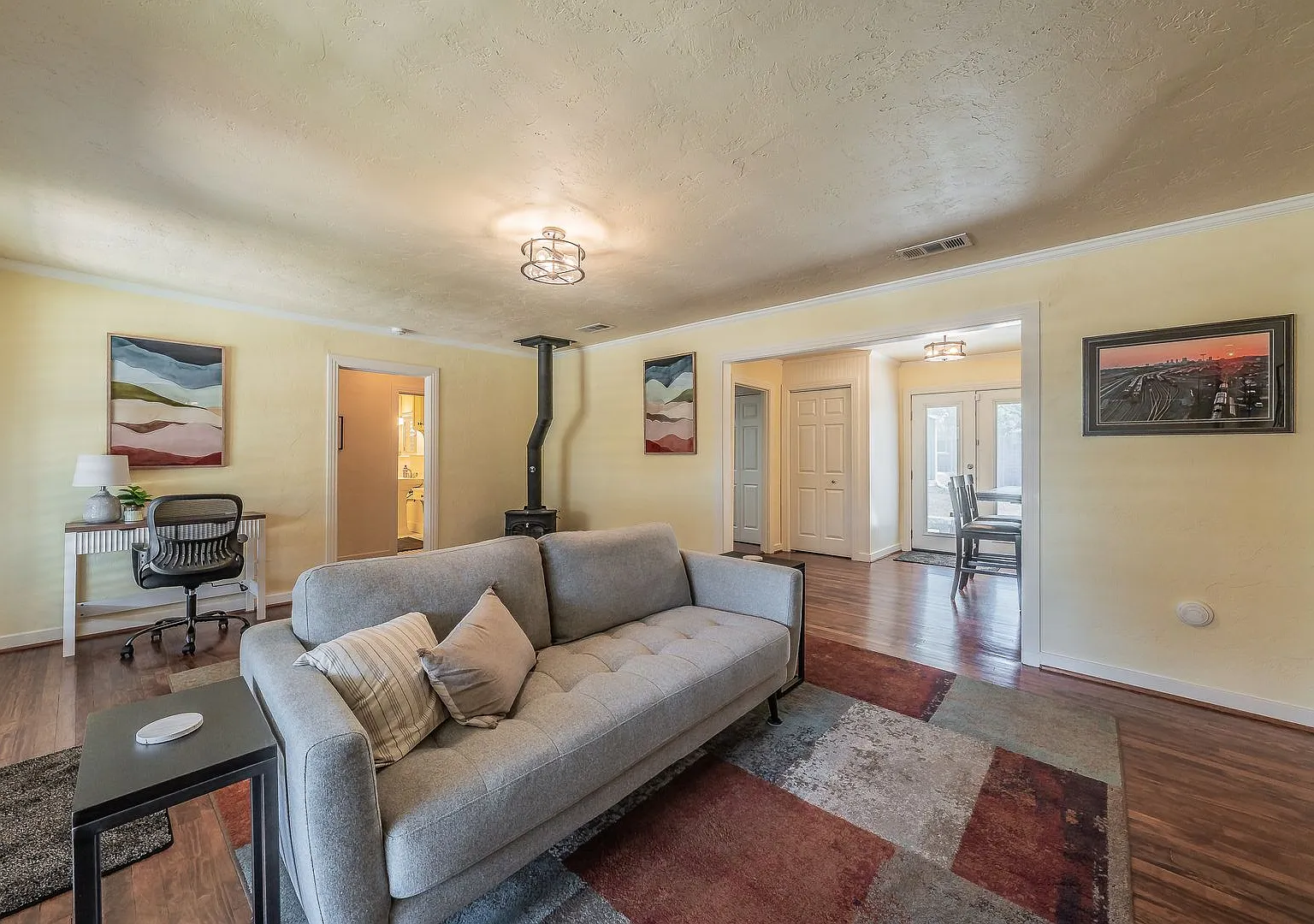Charming 3BR/2BA Retreat: 2 Mi to the Forth Worth Stockyards — Photo 4