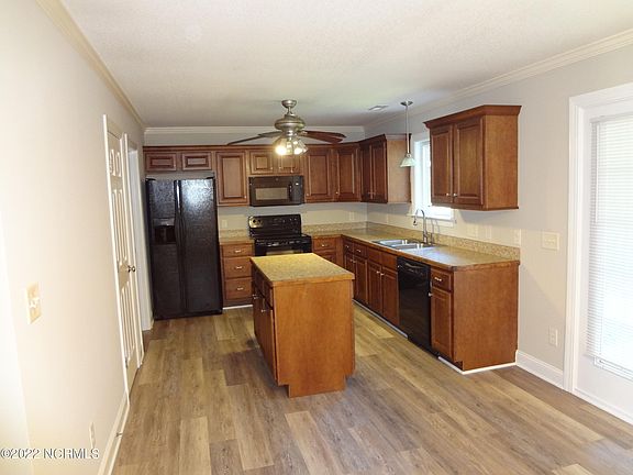 4th image of 205 S Pointe Dr #A