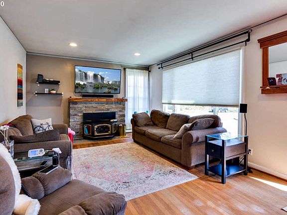 3rd image of 3714 Creston Ave