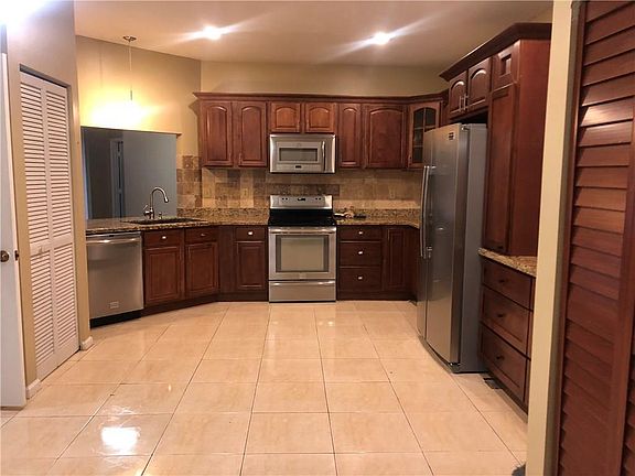 4th image of 11900 Glenmore Dr
