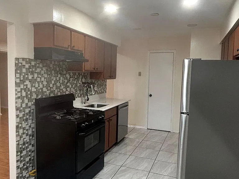 210 Edison Glen Ter — Photo 14