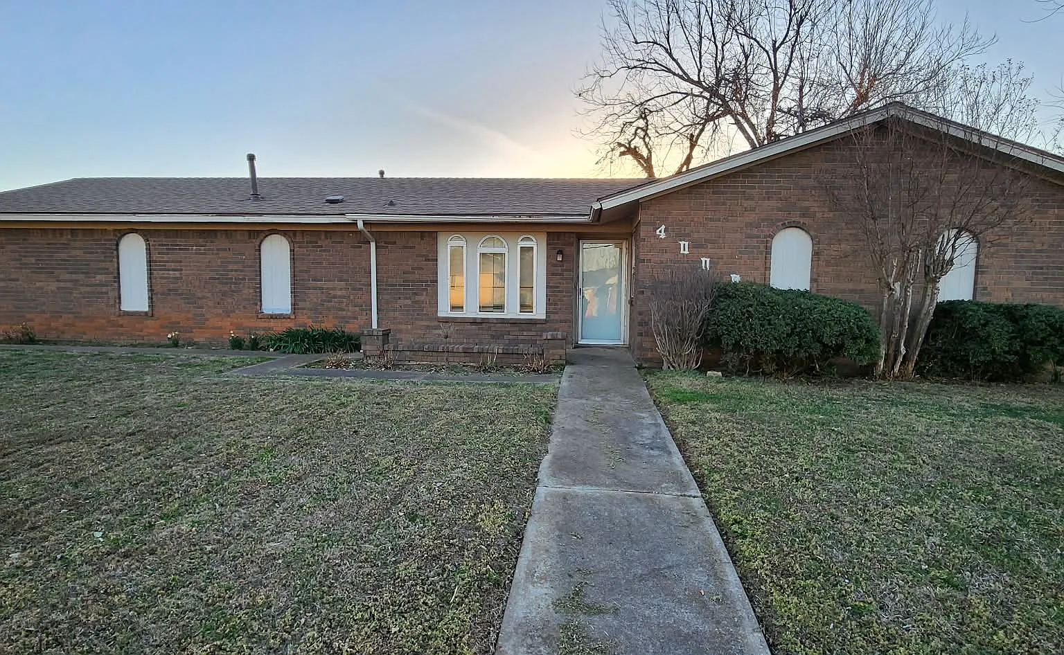 3 bed, 1.5 bath, 1112 sqft, $1,300 — Photo 1