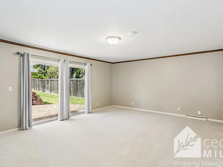 125 S Oakwood Ave — Photo 8