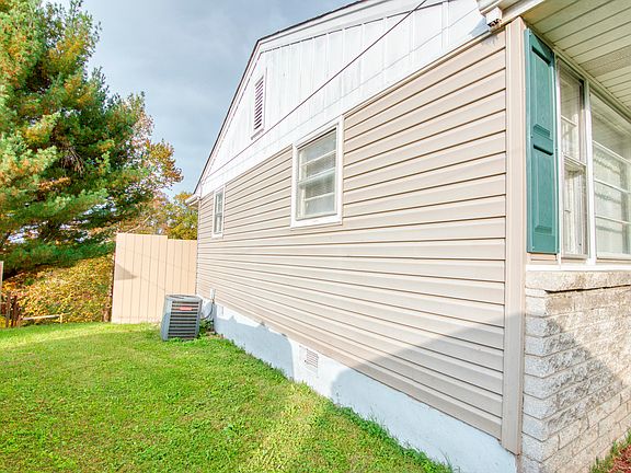3rd image of 304 Iris Dr #0
