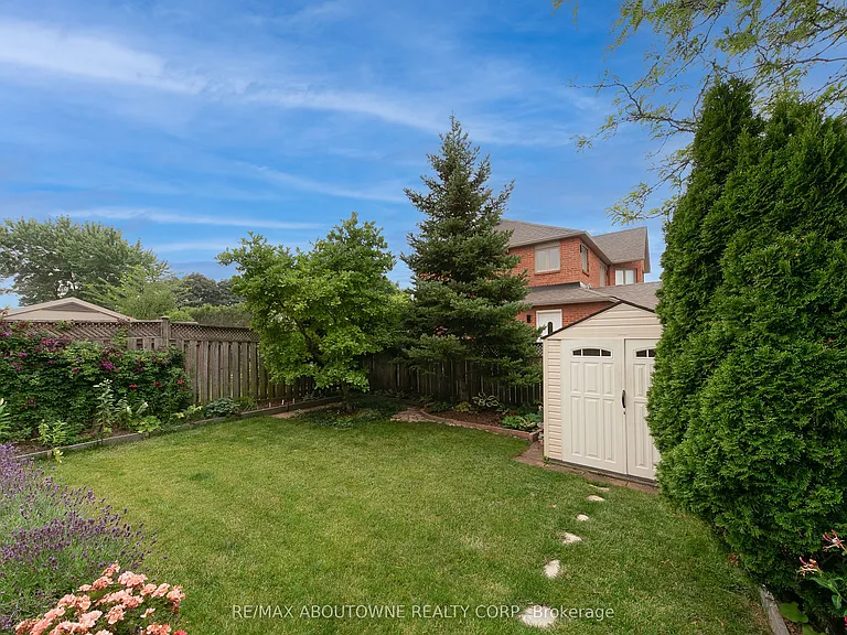 2072 Glenada Cres — Photo 40