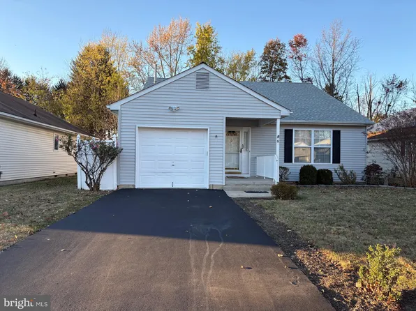 8 Holiday Ct, Ewing, NJ 08638
