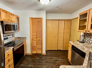 484 Heartland Ct, Chanhassen, MN 55317