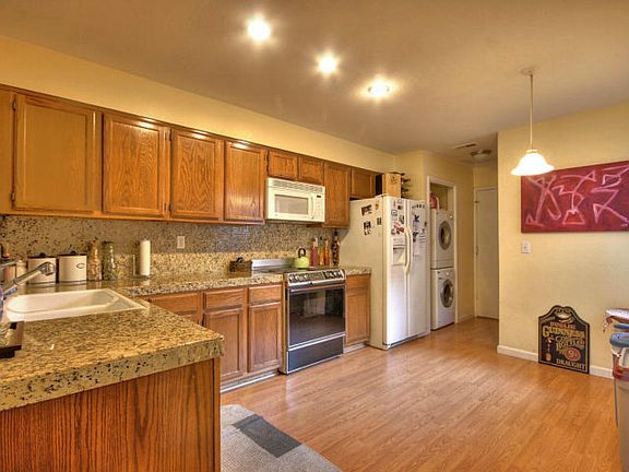 3rd image of 421 Creekside Ln