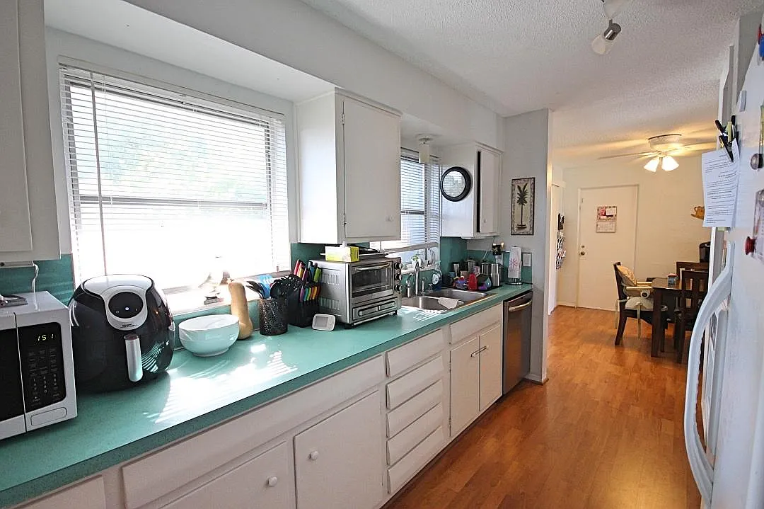2 bed, 1219 sqft, $2,200 — Photo 4