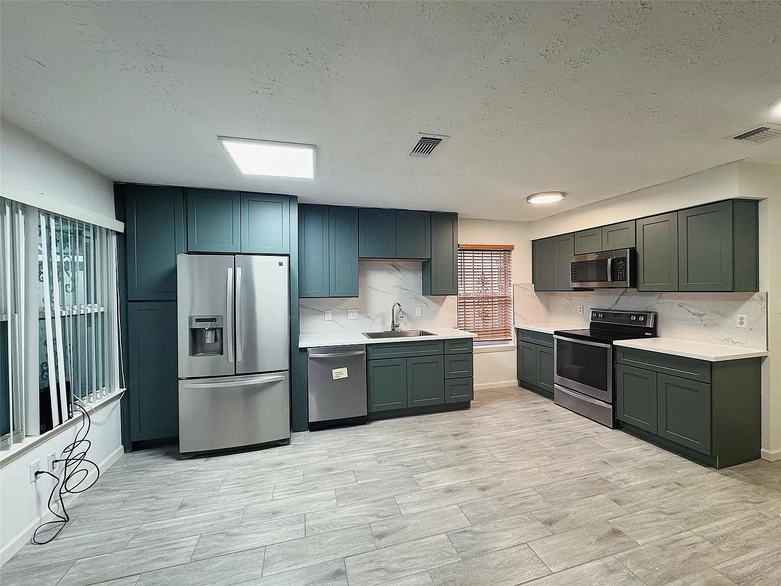 3 bed, 2.0 bath, 1460 sqft, $1,800 — Photo 4
