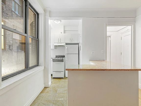 2nd image of 301 E 21st St #4K