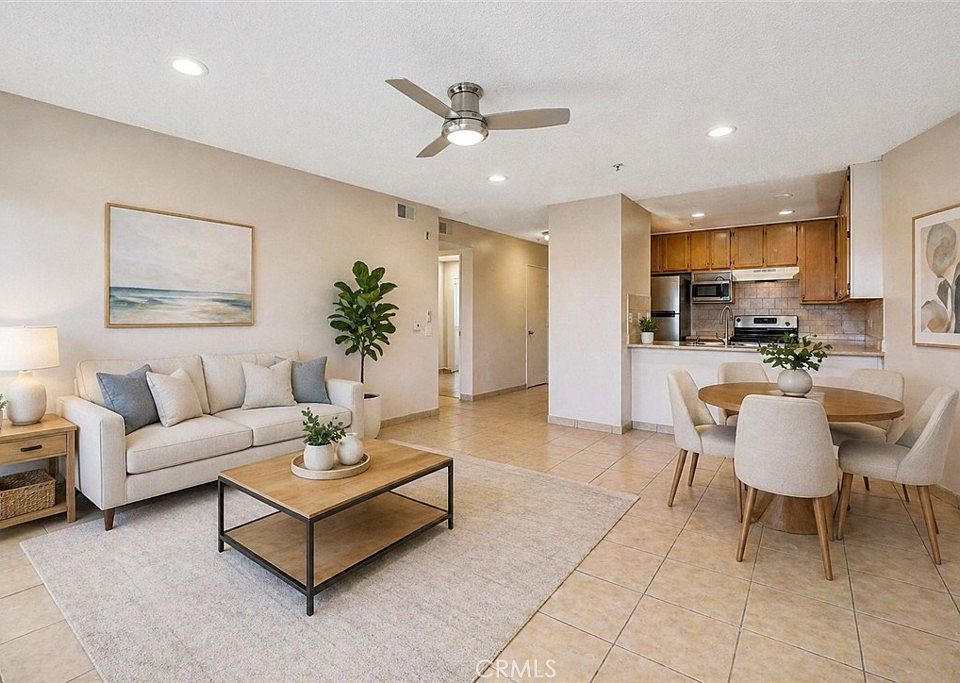 1st image of 450 E 4th St APT 337