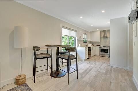 5th image of 935 Sweetwater Lane #204